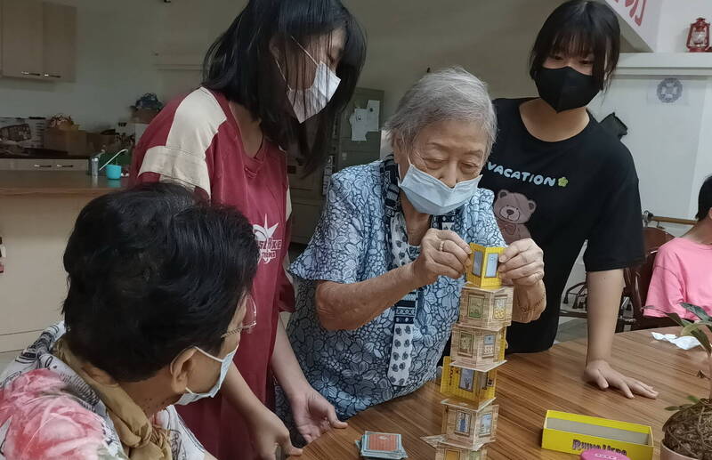 南市在學青少年至日照中心帶領長輩進行桌遊活動。(圖由南市社會局提供)(記者蔡文居攝) 南市在學青少年至日照中心帶領長輩進行桌遊活動。(圖由南市社會局提供)(記者蔡文居攝)