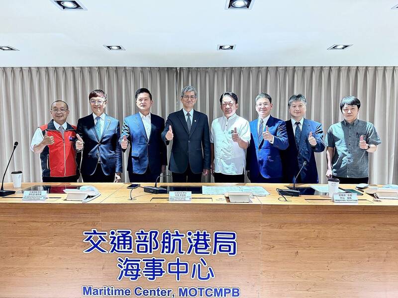 航港局葉協隆局長（左四）等人和日本石垣市中山 義隆市長（右四）等人合影。（航港局提供）