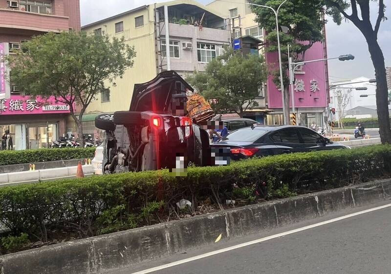 民眾從側翻的黑色轎車中，搶救車中受困的神明。（灣子里里長方相茗提供）