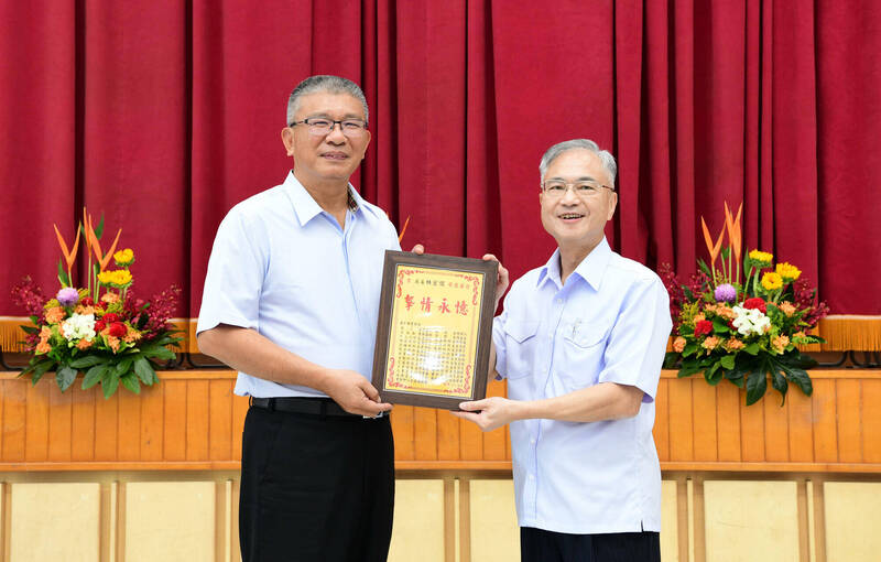 嘉義縣警局副局長許益祥（左）祝賀嘉義縣警局長林宏儒（右）退休。（嘉義縣警局提供）