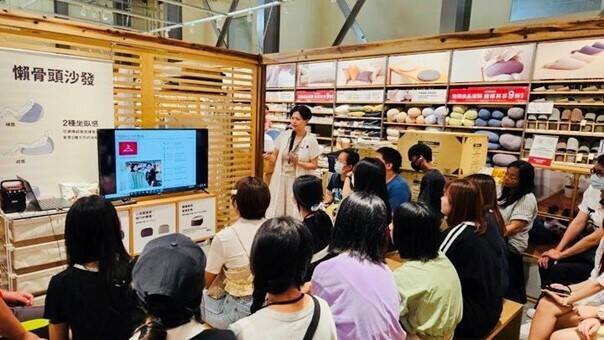 與台灣無印良品股份有限公司合作,企業主管向學員介紹日系零售業的經營理念與分享工作內容。(桃市青年局提供) 與台灣無印良品股份有限公司合作,企業主管向學員介紹日系零售業的經營理念與分享工作內容。(桃市青年局提供)
