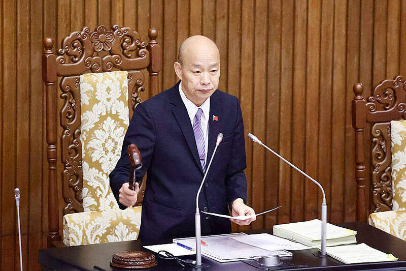 Legislative Speaker Han Kuo-yu bangs the gavel after a bill was passed at the legislature in Taipei yesterday morning.
Photo: CNA Legislative Speaker Han Kuo-yu bangs the gavel after a bill was passed at the legislature in Taipei yesterday morning.
Photo: CNA