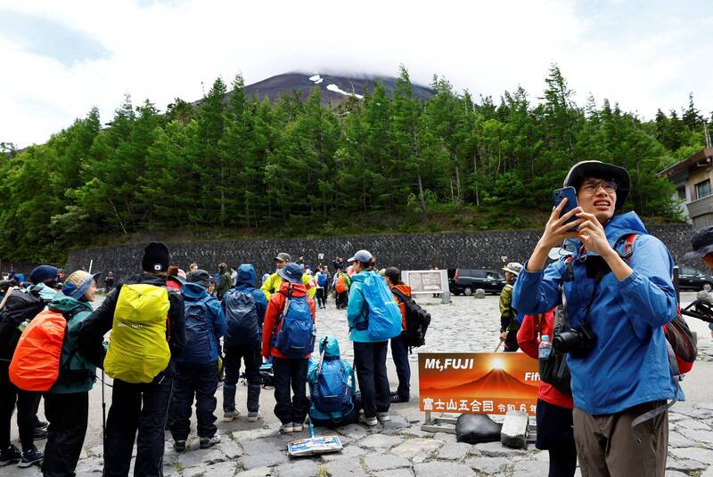 日本富士山從本月1日起開放登山步道，然而熱鬧的登山季節剛開始不到半個月，就已發生多起登山客死亡事件。示意圖。（路透）