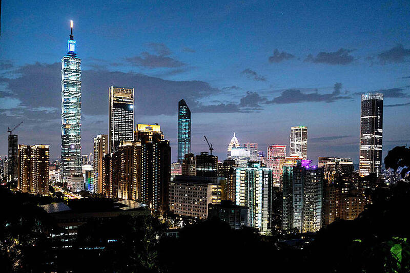 
Taipei 101, left, Taiwan’s tallest skyscraper, is pictured Taipei on May 17.
Photo: AFP