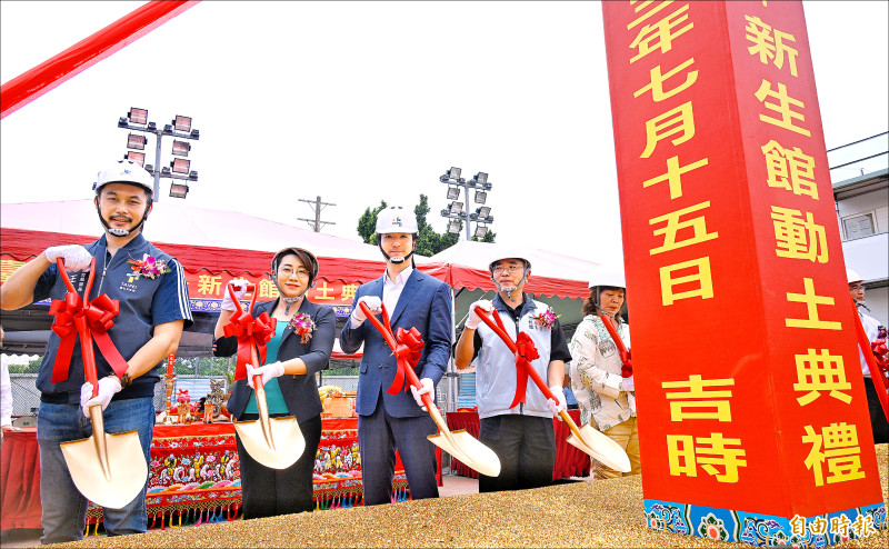 台北市長蔣萬安（左三）昨天出席「台北躍動館—新生館」動土典禮。（記者方賓照攝）