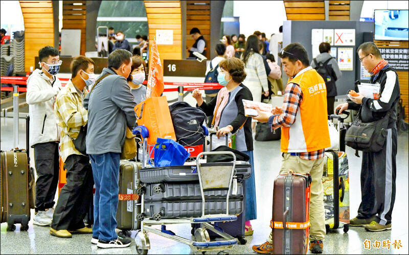 交通部觀光署依發展觀光條例要求禁止組團赴中國旅遊，原定今年6月起暫停出團，後續放寬6月後已成團旅客仍可出團，但旅遊業者不得招攬新旅客。示意圖。（資料照）