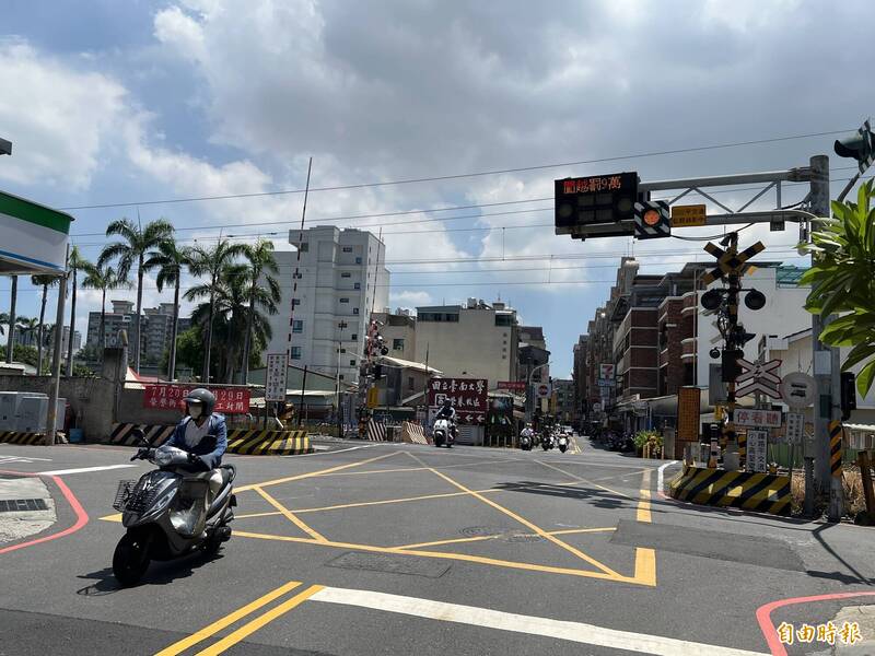 台南東區榮譽街台鐵平交道，將封閉施工進行回填復舊，鐵道局施工單位提醒民眾屆時改道通行。（記者王俊忠攝）