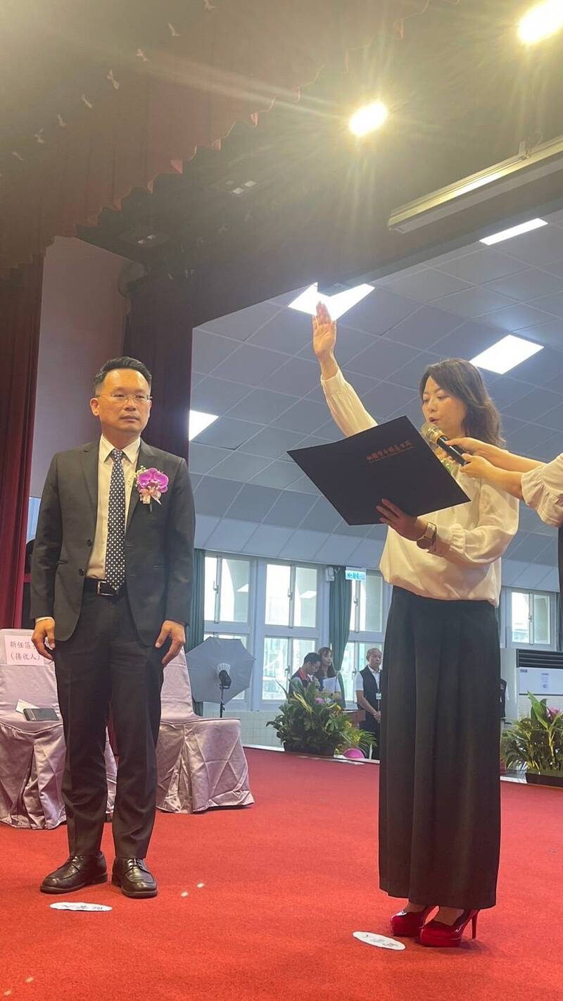 桃園市平鎮區首位女區長蕭巧如(右一)今在平鎮區公所宣誓就職。(桃市府民政局提供) 桃園市平鎮區首位女區長蕭巧如(右一)今在平鎮區公所宣誓就職。(桃市府民政局提供)