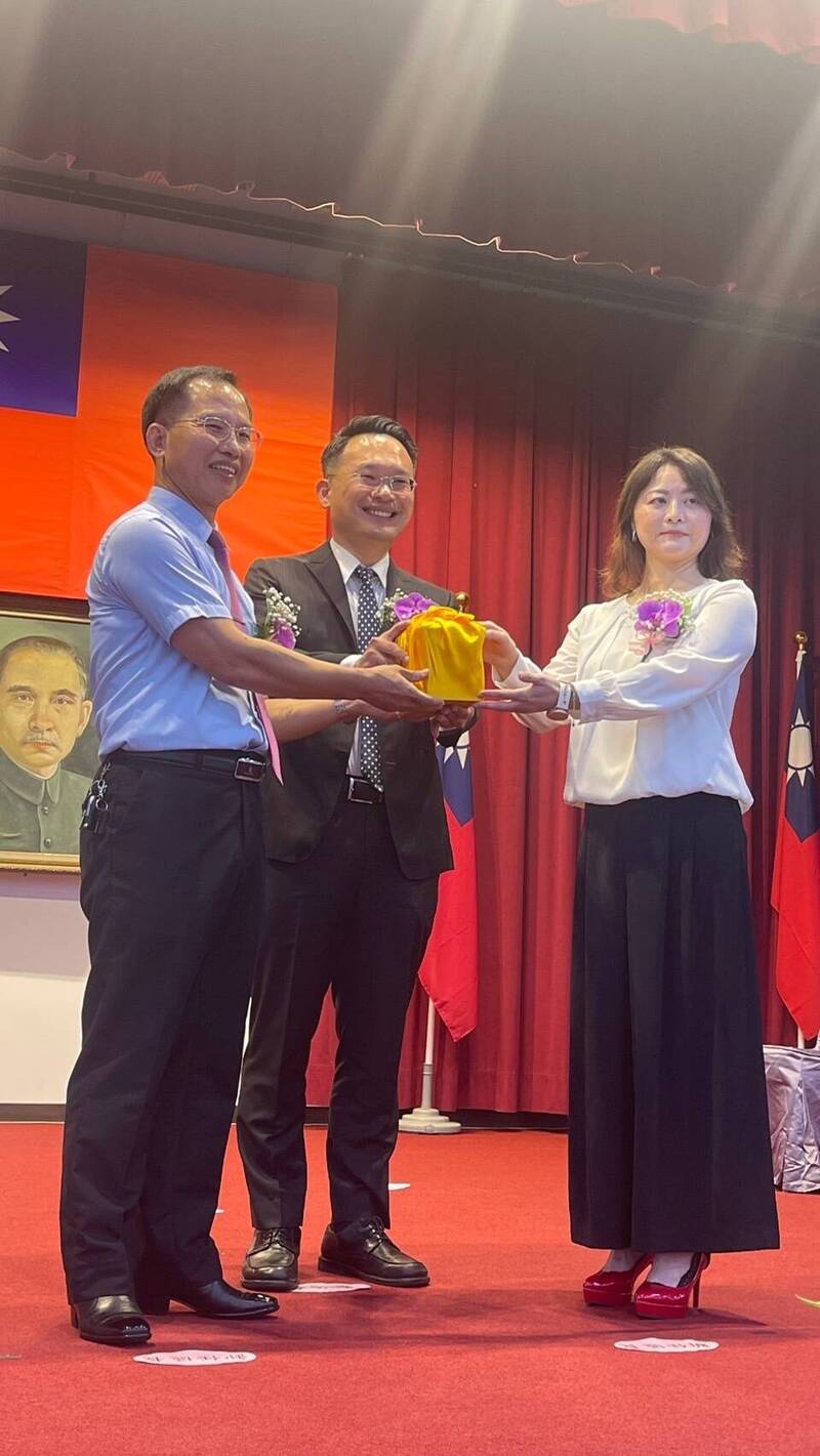 平鎮區長蕭巧如(右一)今宣誓就職,副市長蘇俊賓(中)擔任監誓人及監交人。(桃市府民政局提供) 平鎮區長蕭巧如(右一)今宣誓就職,副市長蘇俊賓(中)擔任監誓人及監交人。(桃市府民政局提供)