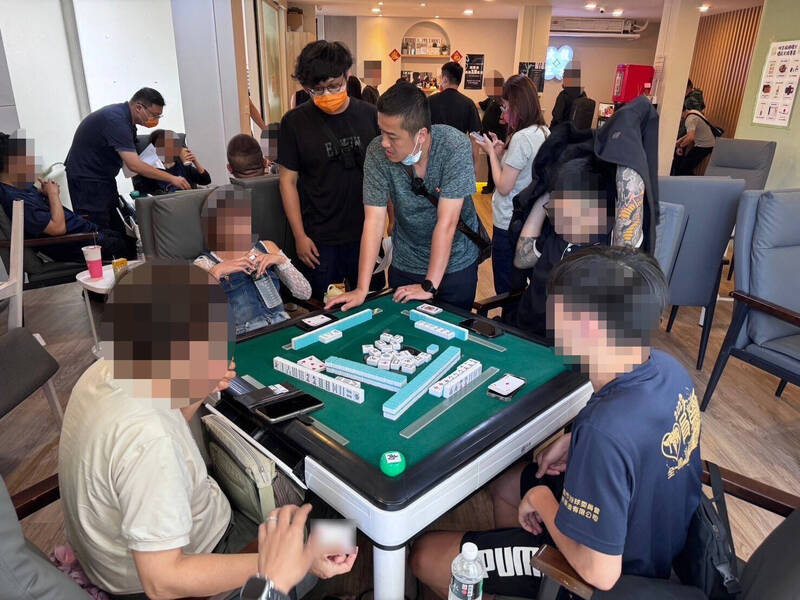 台中北區桌遊館涉經營麻將賭場，警方二度上門查緝。（警方提供）