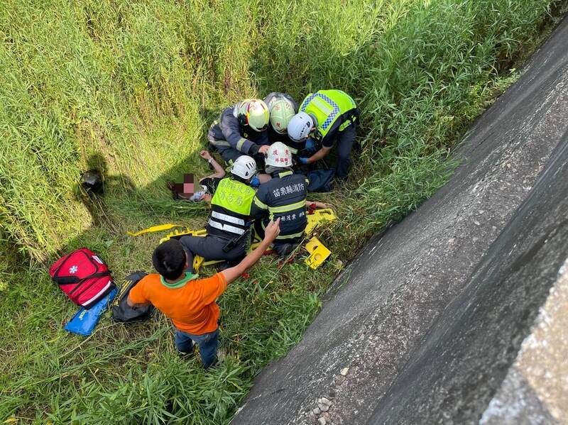 女子騎機車自撞，頭部受傷跌落駁坎。（苗栗縣府消防局提供）