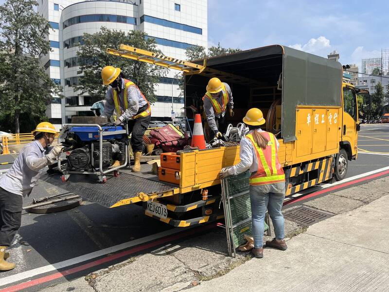 台電公司今（16）日在淡北道路進行管線試挖作業，疑似挖損電纜造成設備故障，影響淡金路、中正東路口一帶早上10時32分左右發生停電，受影響停電戶數共1803戶；圖為示意圖，圖中搶修作業與本文無關。（台電公司提供）