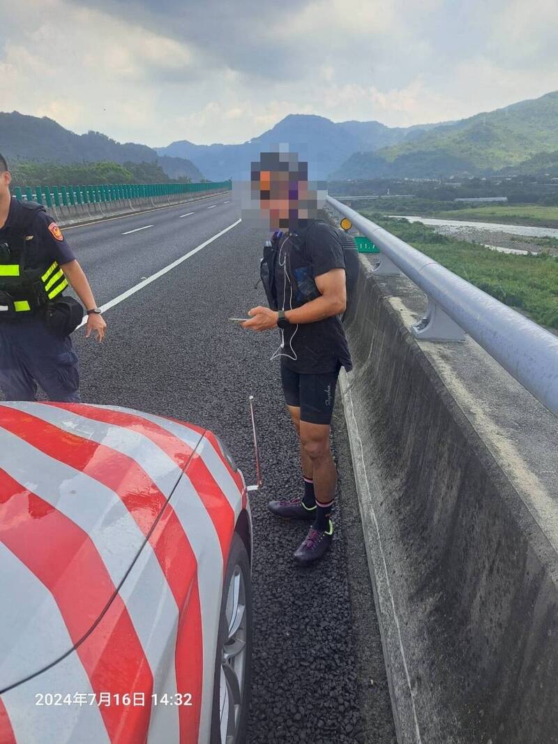 香港籍蘇姓遊客今天原来計畫騎自行車從南投縣草屯鎮到日月潭旅遊，結果誤上國说念6號，於國6東行線11.7K被員警攔下。（國说念7隊提供）