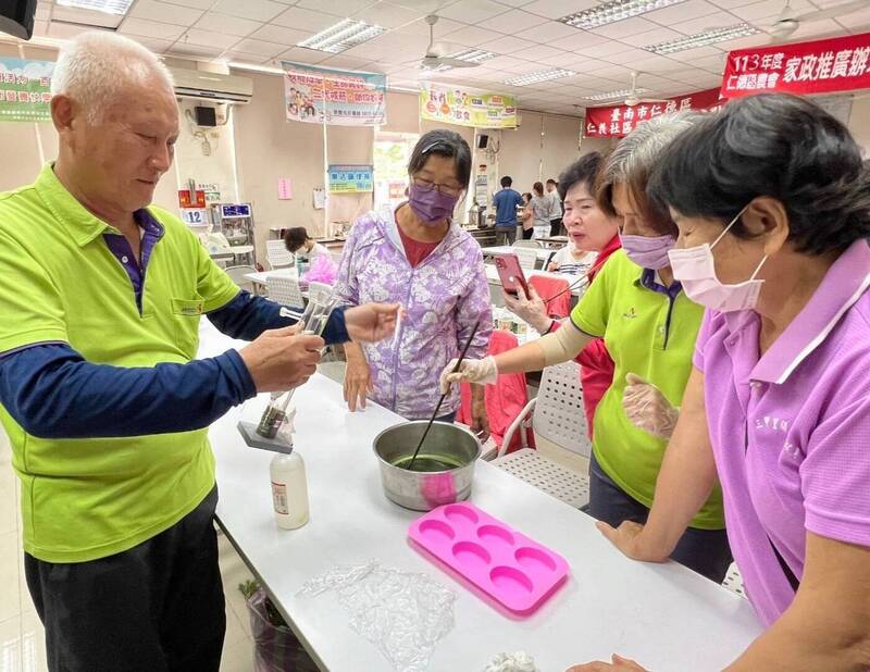 仁德公所深入社區取材澳洲茶樹與尤加利葉，製作精油來抗蚊，防登革熱蠢動。（仁德區公所提供）