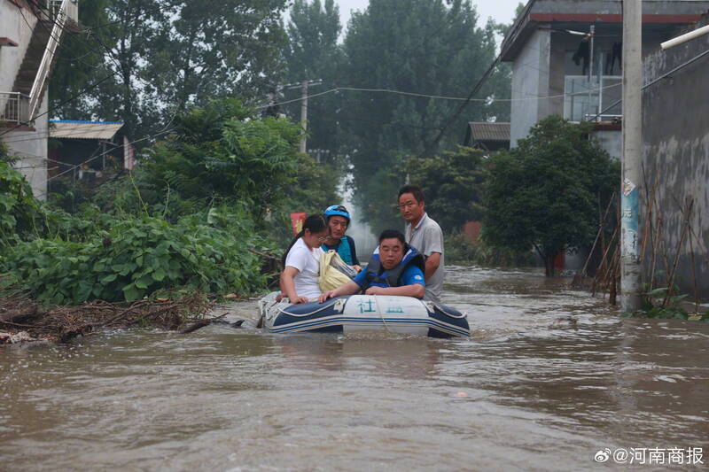 中國河南省連日降下極端暴雨,南陽市出現單日683.5毫米的破紀錄降雨量,多地淹水嚴重。(圖取自微博) 中國河南省連日降下極端暴雨,南陽市出現單日683.5毫米的破紀錄降雨量,多地淹水嚴重。(圖取自微博)