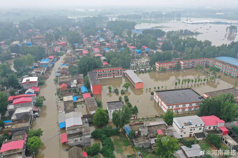 中國河南省連日降下極端暴雨,南陽市出現單日683.5毫米的破紀錄降雨量,多地淹水嚴重。(圖取自微博) 中國河南省連日降下極端暴雨,南陽市出現單日683.5毫米的破紀錄降雨量,多地淹水嚴重。(圖取自微博)