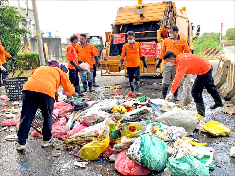 垃圾全車被焚化廠退運，台西鄉清潔隊員忍著惡臭一袋袋重新檢查分類。（台西鄉公所提供）