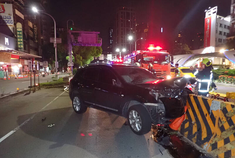 休旅車自撞台灣大道水泥護欄。（民眾提供）
