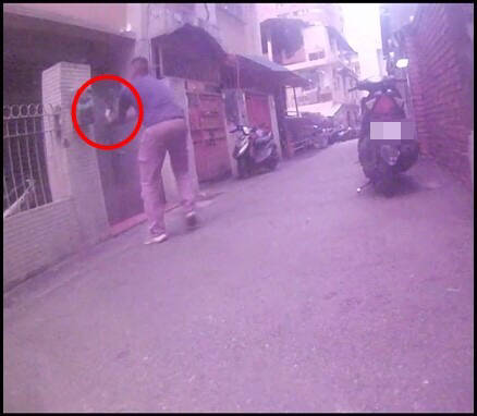 藥腳在一樓撿拾康男丟下的毒品,過程被警方全都錄。(警方提供) 藥腳在一樓撿拾康男丟下的毒品,過程被警方全都錄。(警方提供)