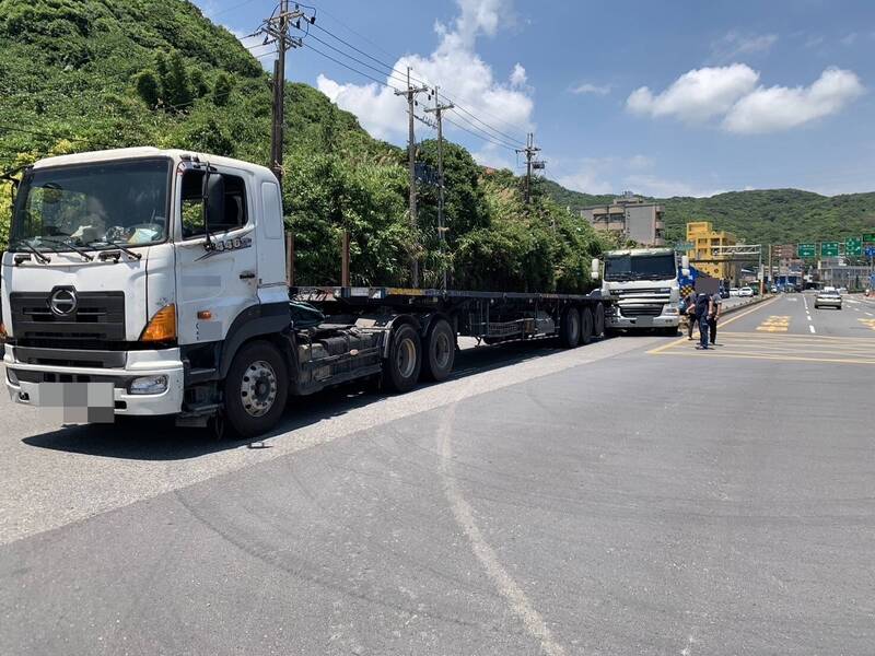 3輛大貨車在濱海公路上撞在一起。（記者吳昇儒翻攝）