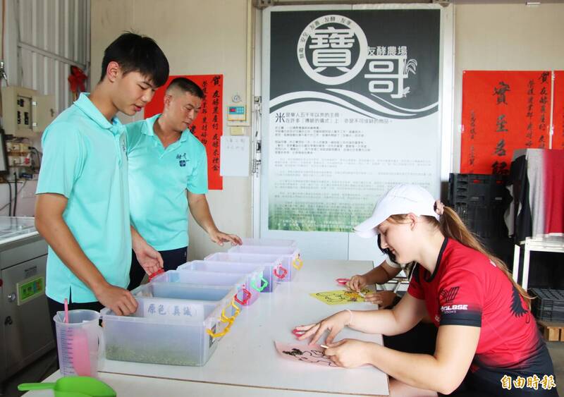 友酵農場負責人許正寶（左二）及永慶高中二年級青年大使團團長許弼荏（左一）帶領Kirke體驗彩繪稻殼畫。（記者林宜樟攝）