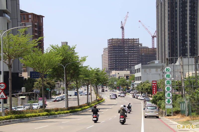 圖中遠方高樓樓頂有吊塔的建物，就是引發這次竹北天坑事件風暴的豐采520建案，（記者黃美珠攝）