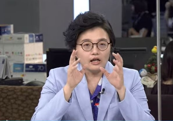 針對北市私立培諾米達信義幼兒園狼師性侵女童案,吳靜怡痛批「此案最嚴重的問題就是怎麼沒有一個人主動開啟幼兒保護傘?而讓傘殘破的,就是柯文哲!」(取自「有話鏡來講」Youtube) 針對北市私立培諾米達信義幼兒園狼師性侵女童案,吳靜怡痛批「此案最嚴重的問題就是怎麼沒有一個人主動開啟幼兒保護傘?而讓傘殘破的,就是柯文哲!」(取自「有話鏡來講」Youtube)