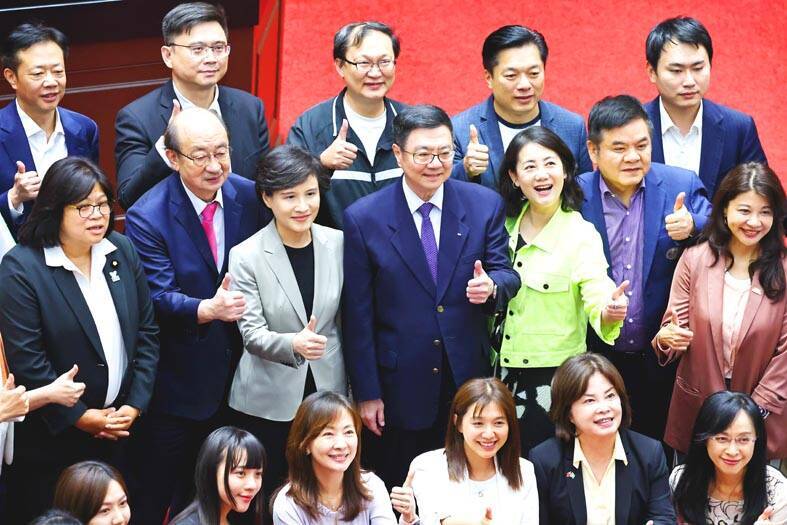 Premier Cho Jung-tai, center, poses for a photograph with Democratic Progressive Party lawmakers at the legislature in Taipei on Tuesday.
Photo: CNA