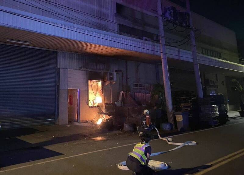 台中大里區仁美路1間鐵皮工廠,今天凌晨辦公室起火燃燒不斷竄出火苗、濃煙,消防人員獲報到場,緊急布水線搶救。(記者陳建志翻攝) 台中大里區仁美路1間鐵皮工廠,今天凌晨辦公室起火燃燒不斷竄出火苗、濃煙,消防人員獲報到場,緊急布水線搶救。(記者陳建志翻攝)