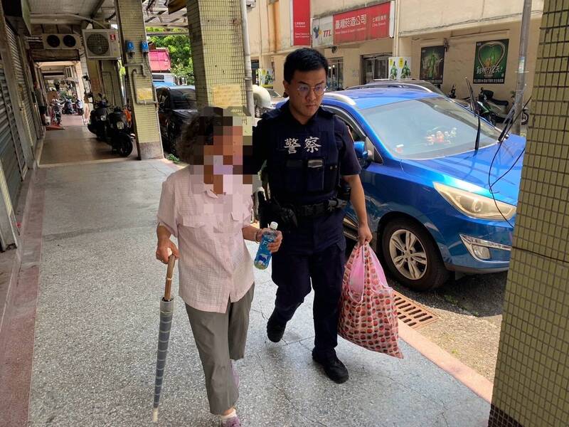 員警協助迷途李姓婦人返家。（記者吳昇儒翻攝）