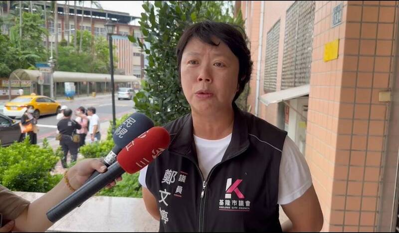 民進黨基隆市議員鄭文婷今天質疑基隆市選委會,認為總幹事張淵翔應請辭。(記者俞肇福攝) 民進黨基隆市議員鄭文婷今天質疑基隆市選委會,認為總幹事張淵翔應請辭。(記者俞肇福攝)