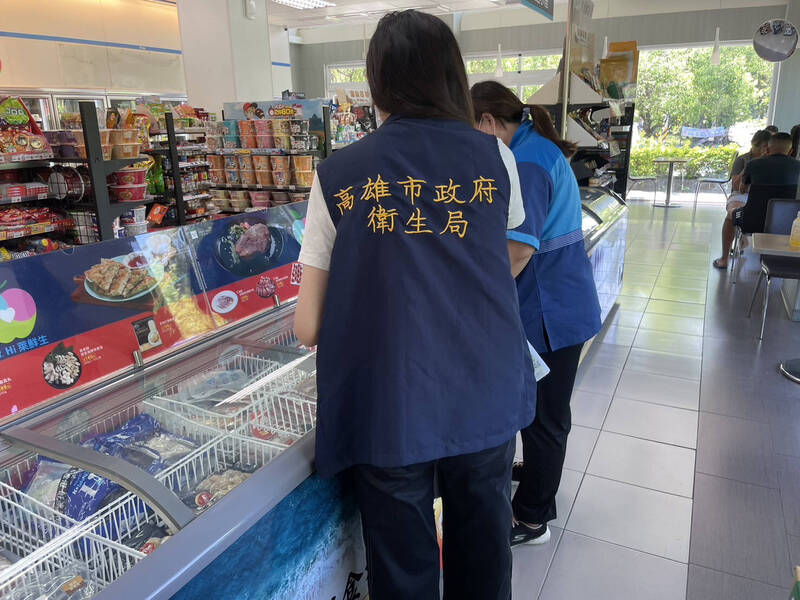 屁孩躺冰櫃惡作劇影響食品安全，衞生局今稽查店家自主下架、消毒。（圖由民眾提供）