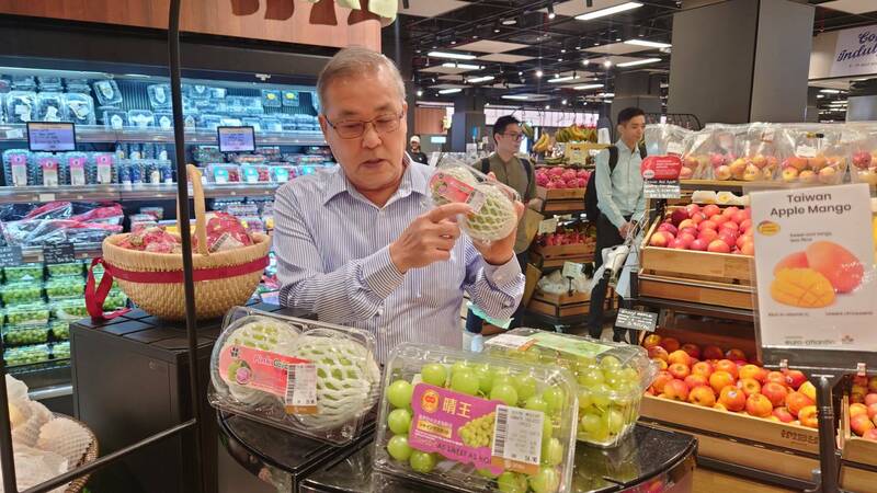 高市農業局長張清榮現場叫賣推銷。(高市農業局提供) 高市農業局長張清榮現場叫賣推銷。(高市農業局提供)