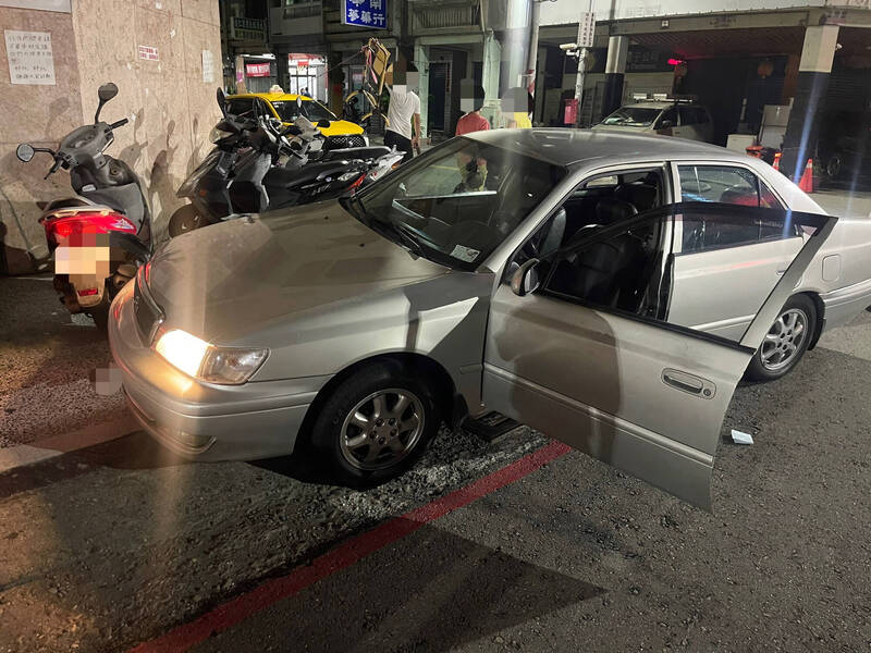 謝男的轎車慢慢滑行，撞到路旁3台機車。（民眾提供）