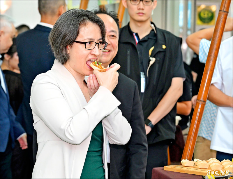 副總統蕭美琴（左）、農業部次長胡忠一、台北101董事長張學舜等人18日出席「支持花蓮 農業部攜手台北101 從心出花」記者會，與花蓮在地小農代表一起推廣在地農特產品並現場試吃。（記者廖振輝攝）