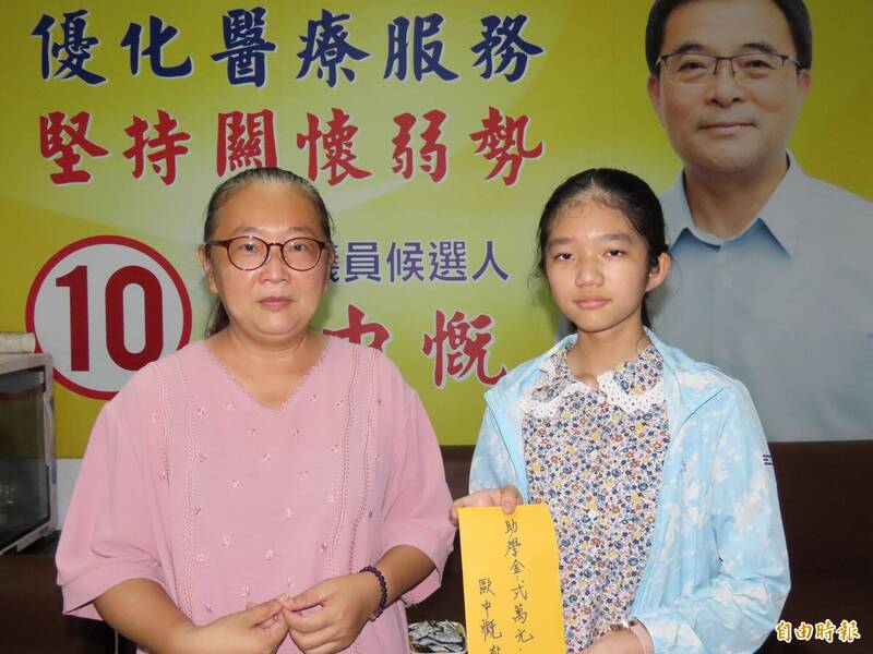 黃宜萱雖來自單親家庭,但在母親照顧下文武全才。(記者劉禹慶攝) 黃宜萱雖來自單親家庭,但在母親照顧下文武全才。(記者劉禹慶攝)