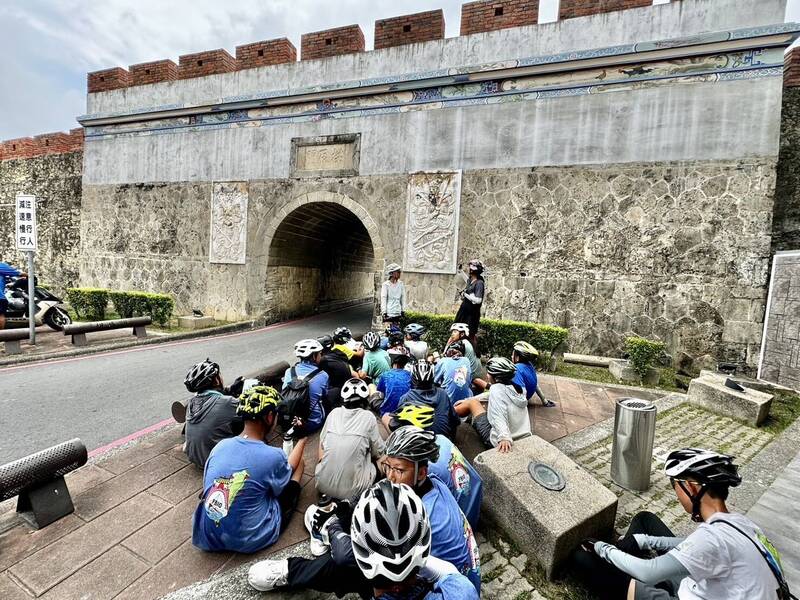 新竹市光華國中法拉第單車環島及跳島之行，一群10幾歲的國中生體驗台灣古城與海洋之美，展現韌性及學習克服困難。（學校提供）