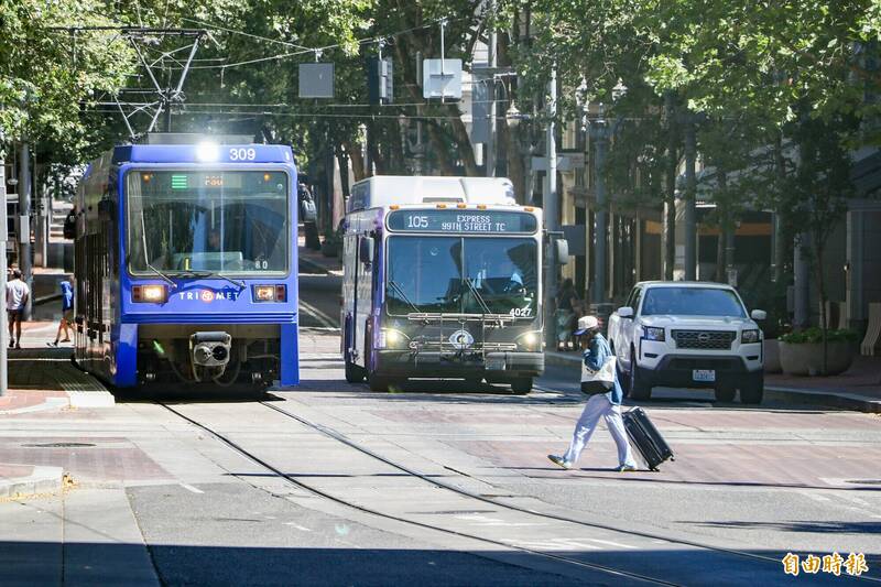 美國波特蘭(Portland)市中心街區距離較短,提升行人的步行體驗,車道另有多種運具可選擇,包含路面電車、公車及汽車。(記者蔡昀容攝) 美國波特蘭(Portland)市中心街區距離較短,提升行人的步行體驗,車道另有多種運具可選擇,包含路面電車、公車及汽車。(記者蔡昀容攝)
