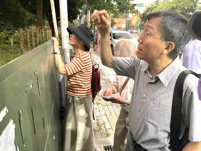 日本「泡麵之父」吳百福的日本大阪鄰居豐田（前）造訪位於嘉義縣朴子市的吳百福故居。（黃煌權提供）