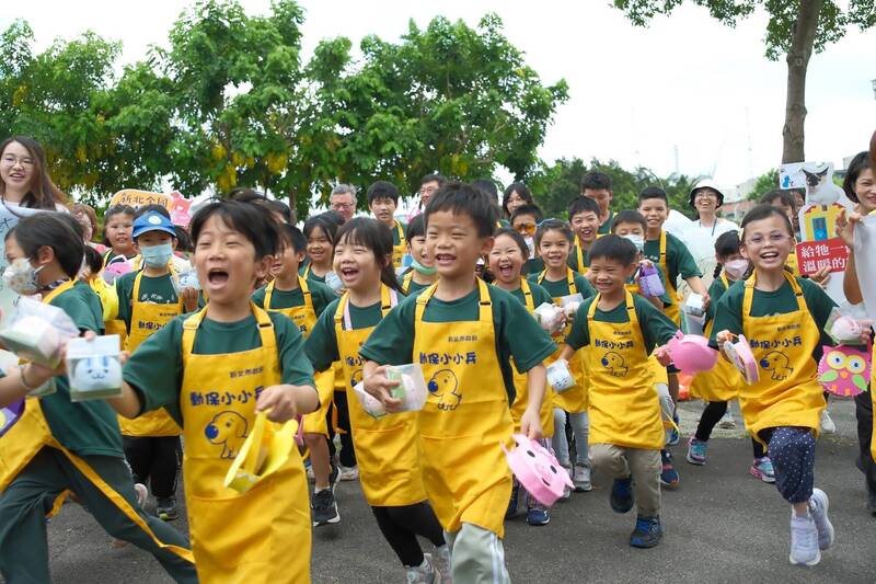 小學生們迫不及待要與毛寶貝互動。（新北動保處提供）