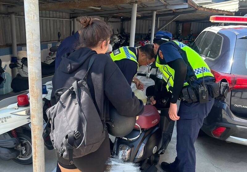 匈牙利女背包客的機車加油後,準備繼續旅程,員警熱心送上飲料和水果。(學甲分局提供) 匈牙利女背包客的機車加油後,準備繼續旅程,員警熱心送上飲料和水果。(學甲分局提供)
