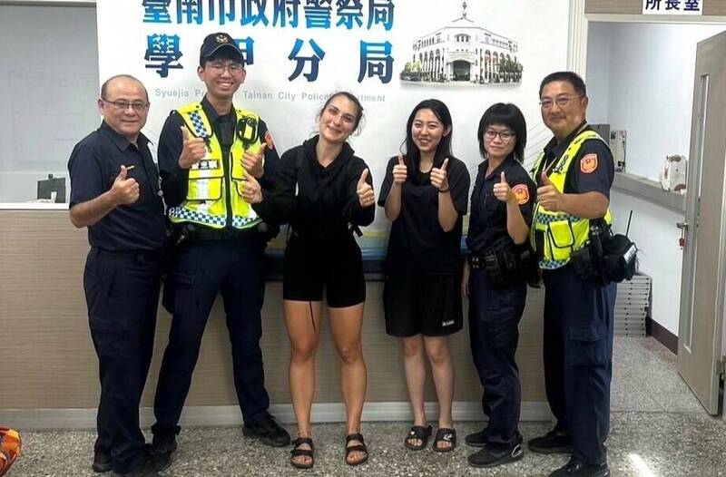 匈牙利正妹背包客和學甲警分局北門所員警開心合影。(分局提供) 匈牙利正妹背包客和學甲警分局北門所員警開心合影。(分局提供)