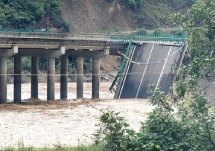 中國陝西省丹寧高速公路橋梁坍塌，已知造成11人死亡、30多人失蹤。（圖擷自微博）