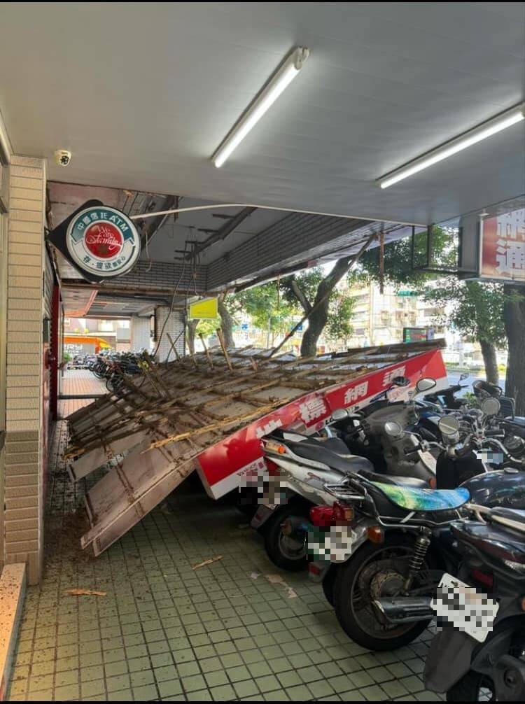 有網友在臉書社團《爆料公社二社》上PO圖分享,指「地標網通士林店的天花板就這樣整個塌陷了!請大家務必要小心」,有網友在熱議之餘也笑稱「真成地標了」。(圖擷自臉書) 有網友在臉書社團《爆料公社二社》上PO圖分享,指「地標網通士林店的天花板就這樣整個塌陷了!請大家務必要小心」,有網友在熱議之餘也笑稱「真成地標了」。(圖擷自臉書)