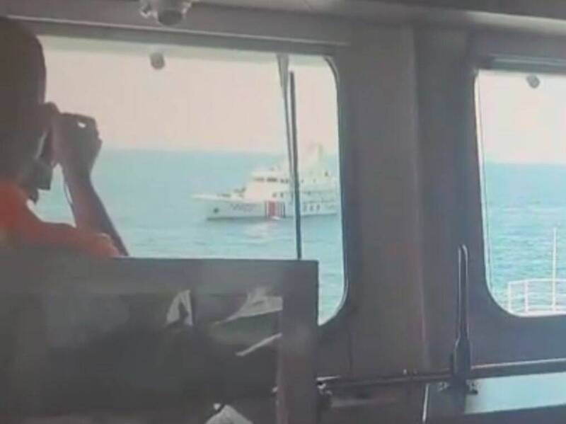 我國巡防艇與中國海警船，以海峽中線為分隔點。（海巡署提供）