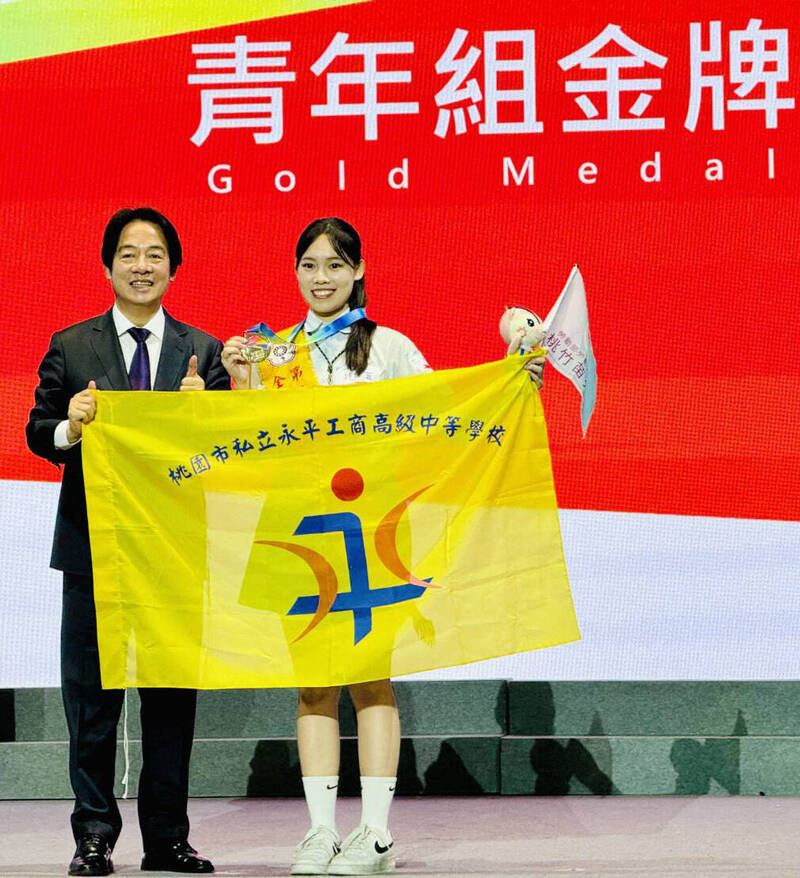 永平工商許佳玉(右)獲青年組金牌帶著國手夢勇闖國際技能競賽,由賴清德總統(左)親自頒獎。(永平工商提供) 永平工商許佳玉(右)獲青年組金牌帶著國手夢勇闖國際技能競賽,由賴清德總統(左)親自頒獎。(永平工商提供)