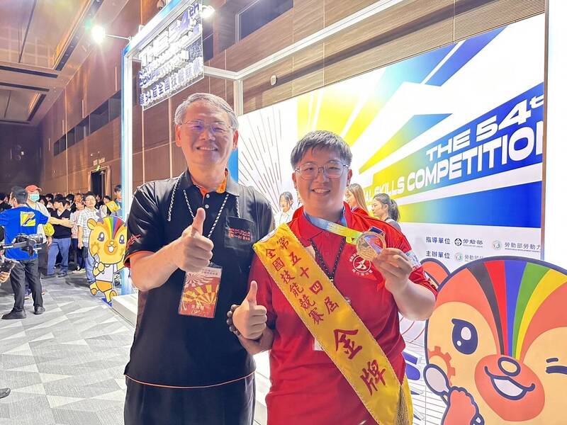 桃竹苗賴家仁分署長(左)與中餐烹飪獲金牌的培訓選手許博鈞(右)合影。(桃竹苗分署提供) 桃竹苗賴家仁分署長(左)與中餐烹飪獲金牌的培訓選手許博鈞(右)合影。(桃竹苗分署提供)