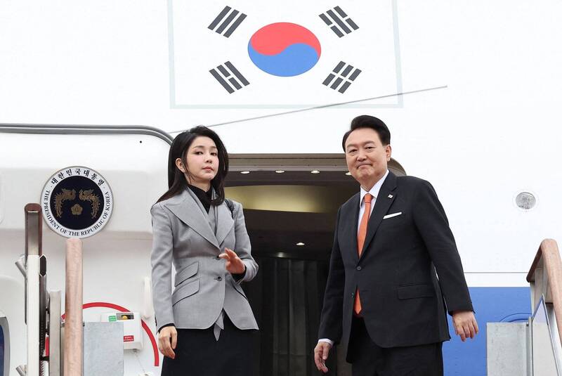 南韓首爾中央地方檢察廳傳喚總統尹錫悅妻子、第一夫人金建希,展開長達11小時50分鐘的偵訊。(法新社) 南韓首爾中央地方檢察廳傳喚總統尹錫悅妻子、第一夫人金建希,展開長達11小時50分鐘的偵訊。(法新社)