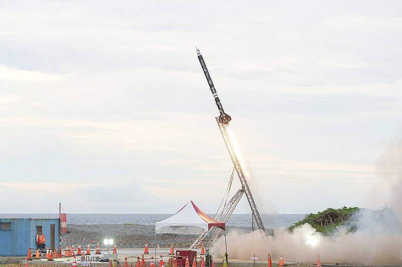 
National Yang Ming Chiao Tung University’s Asfaloth sounding rocket launches from Pingtung County’s Syuhai Village yesterday.
Photo courtesy of Taiwan Space Agency