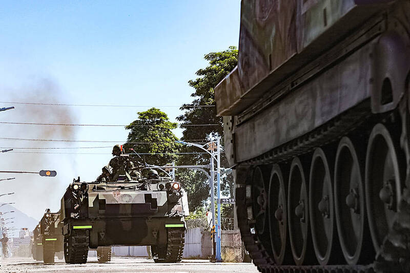 
Huadong Defense Command tanks drive along a street in Hualien on Thursday last week.
Photo courtesy of Military News Agency via CNA